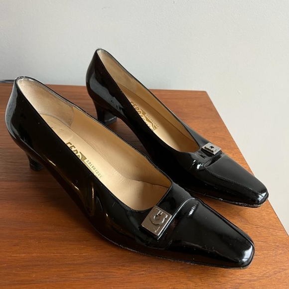 Salvatore Ferragamo Shoes - Salvatore Ferragamo made in Italy vintage black leather pumps sz 9